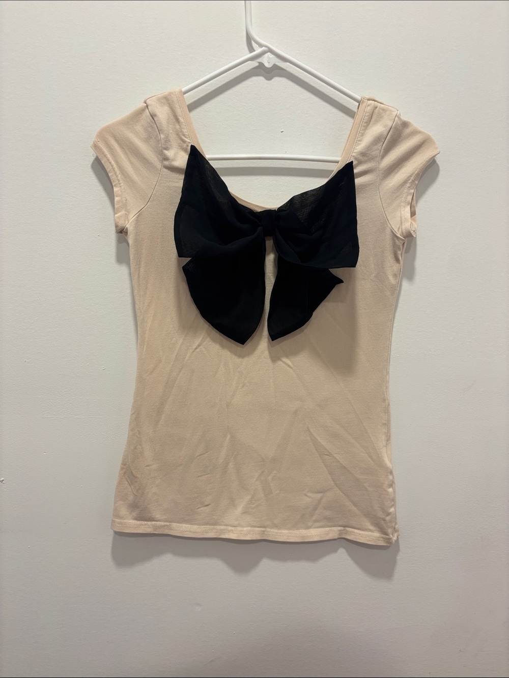 Divided Women's Cream Short-Sleeve Top with Black Bow Accent size 6